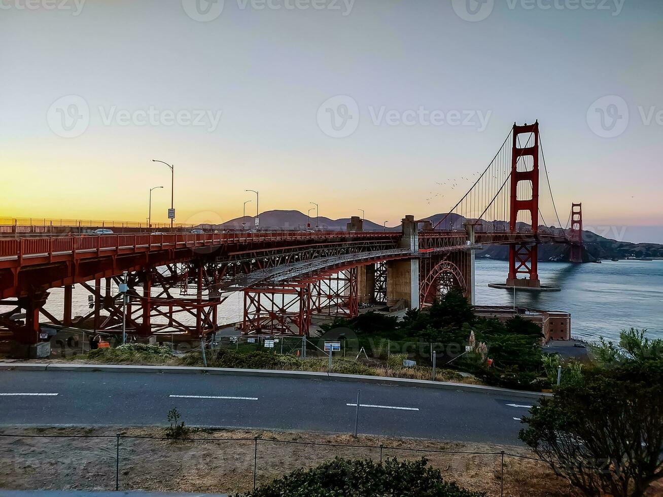 visie van de beroemd gouden poort brug in de zonsondergang stralen van de zon. foto