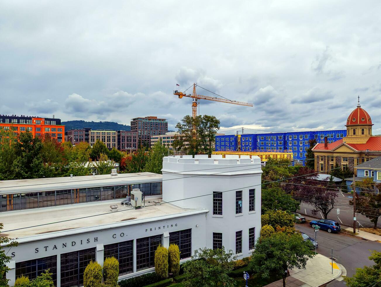 Portland, Oregon, Verenigde Staten van Amerika - 23.09.2023 bouw kraan tegen een bewolkt lucht in de achtergrond van stedelijk ontwikkeling. foto