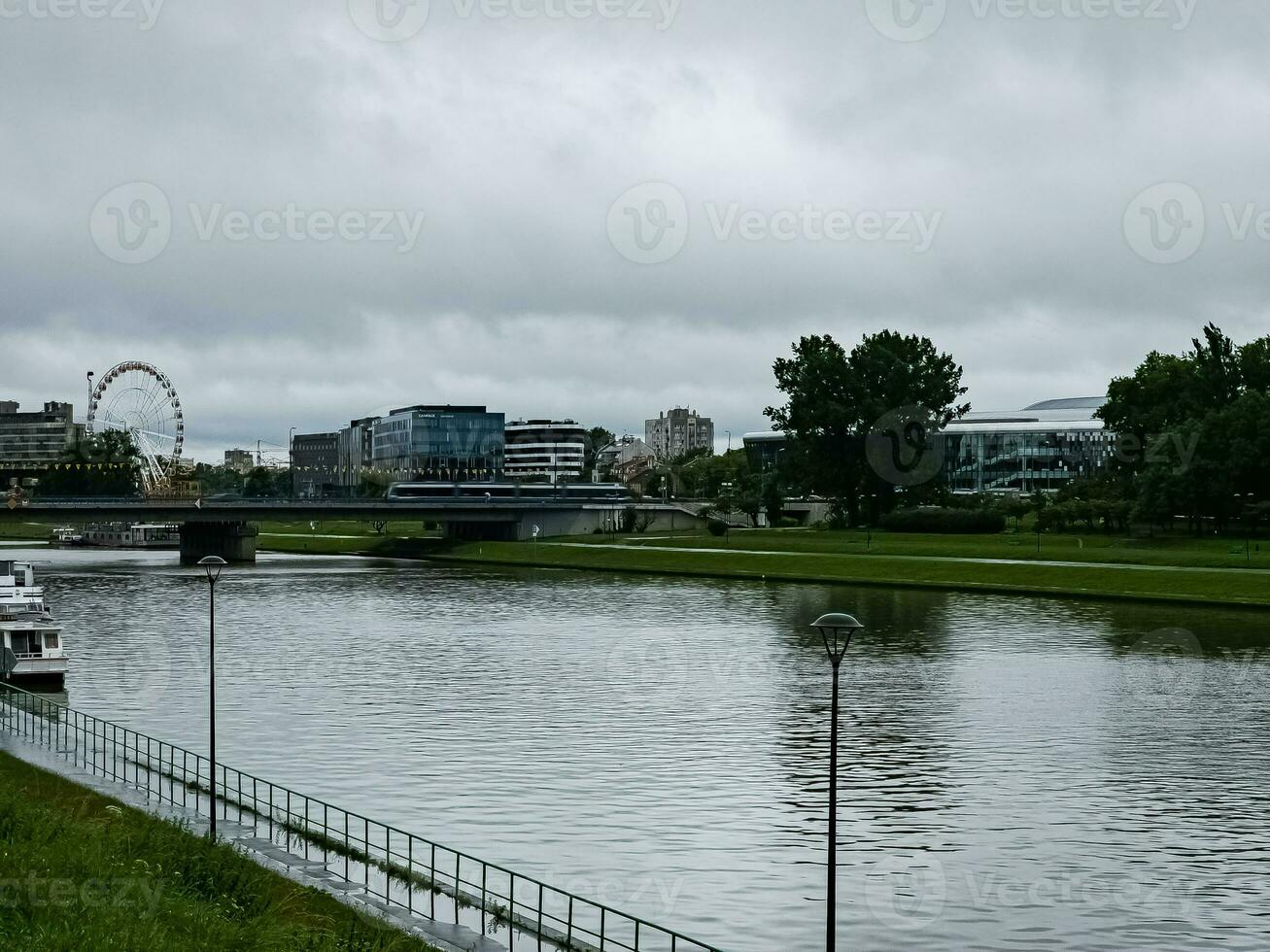 visie van dijk met rivier- wisla in Krakau, Polen. bewolkt het weer. bewolkt. foto