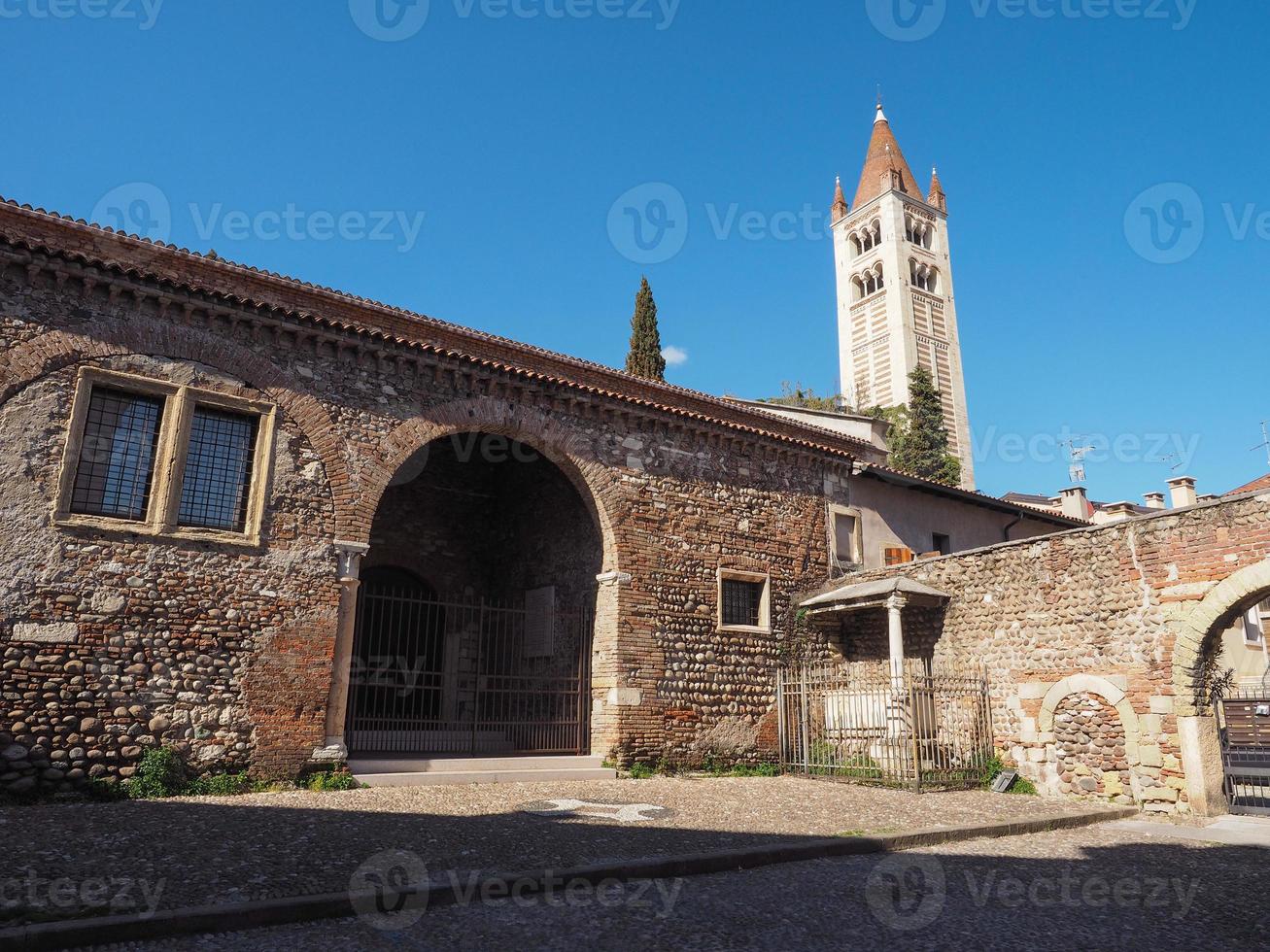 san zeno basiliek in verona foto