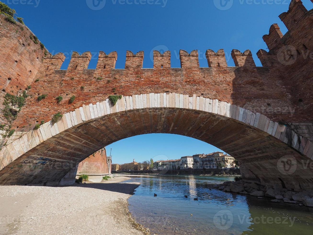 castelvecchio brug aka scaliger brug in verona foto