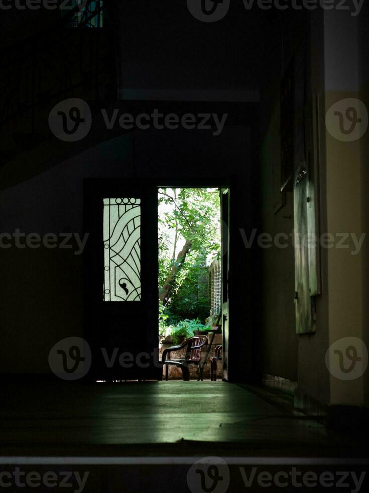 klein groen tuin verborgen in de donker doorgang foto