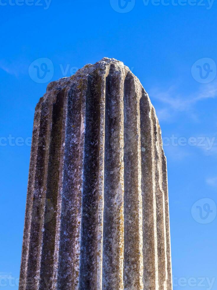oude Grieks kolom - Doorzichtig lucht achtergrond foto