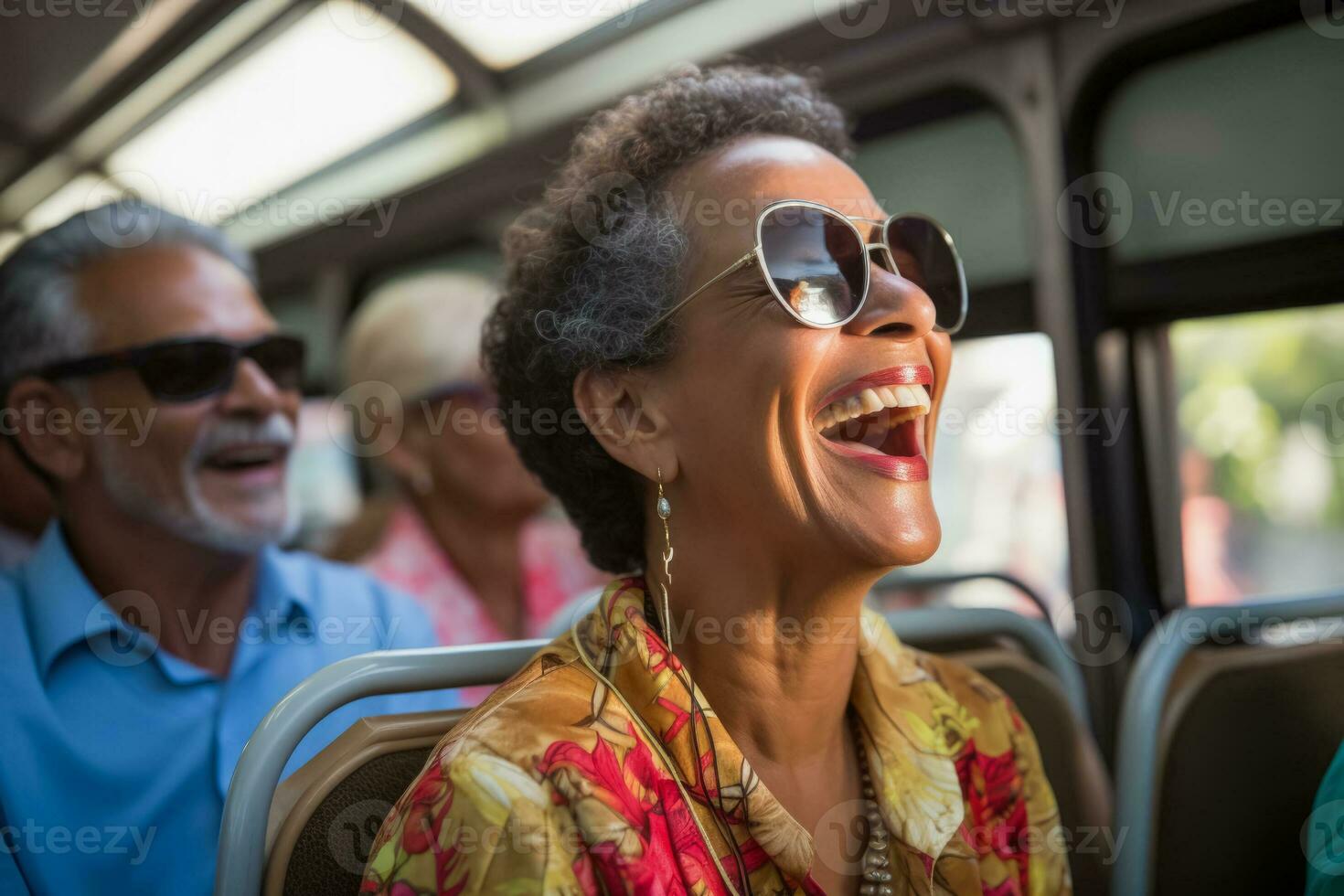 mensen genieten van aan boord vermaak gedurende de reis foto