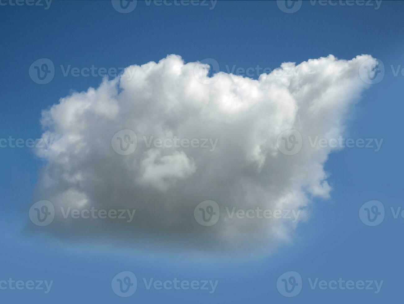 wit single wolk over- blauw lucht achtergrond. pluizig cumulus wolk vorm foto