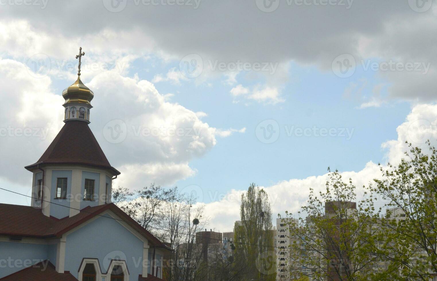 orthodox kerk met zomer lucht achtergrond foto