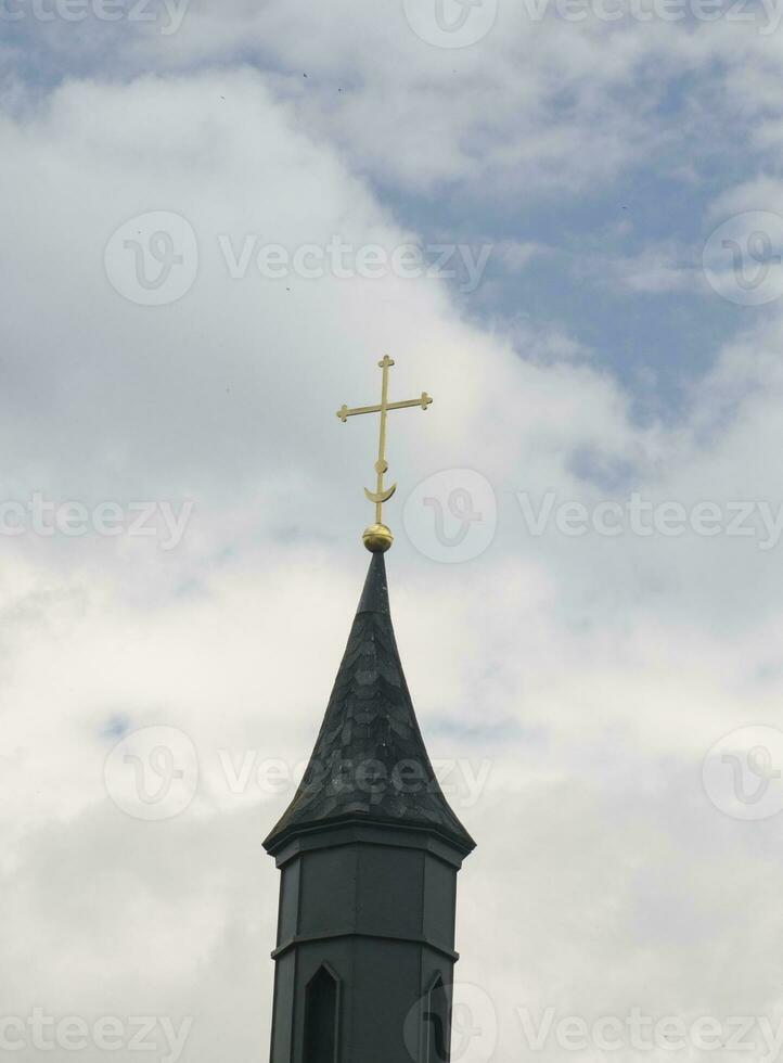 christen kruis en de stormachtig lucht foto