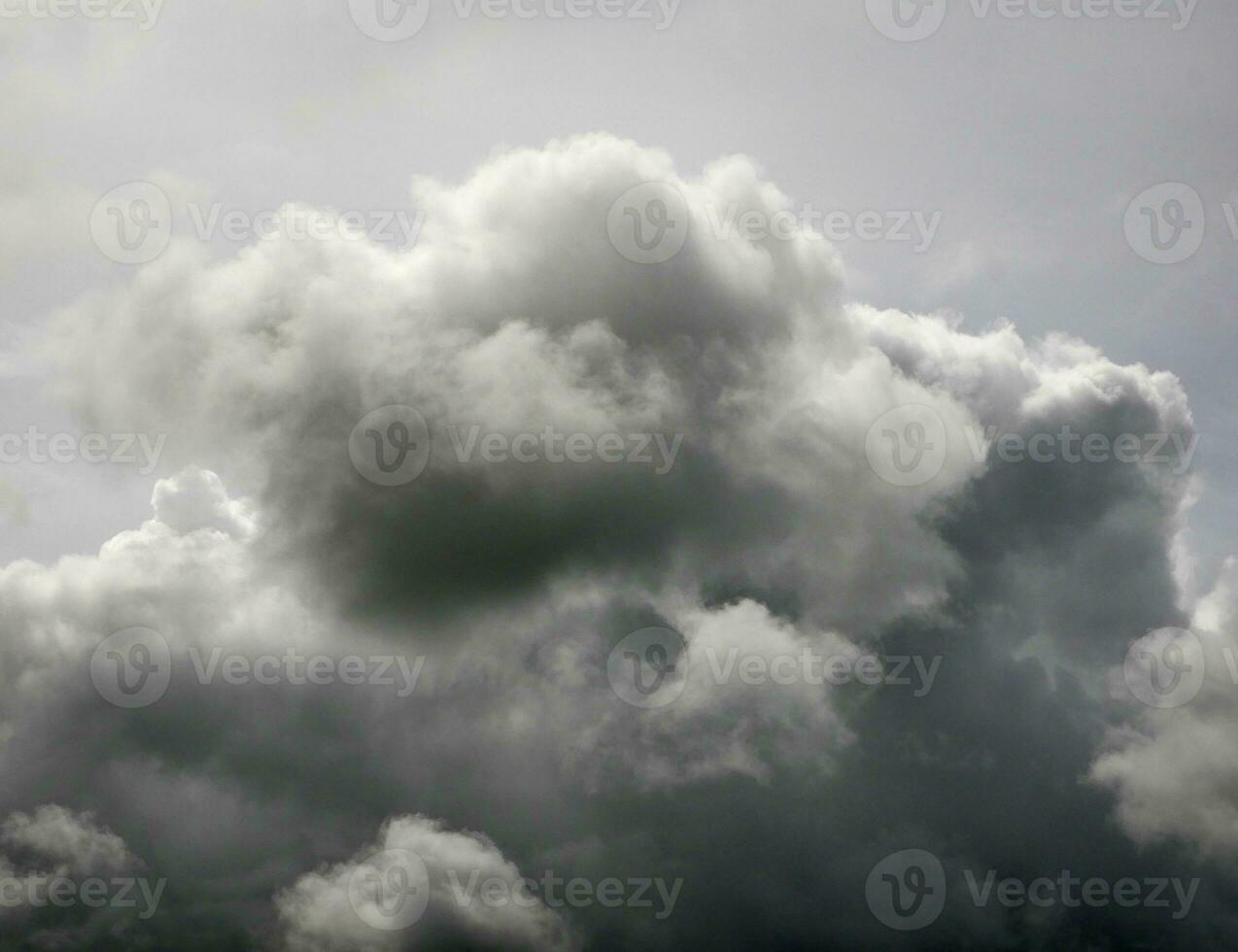 stormachtig wolken achtergrond, grijs rook van brand foto