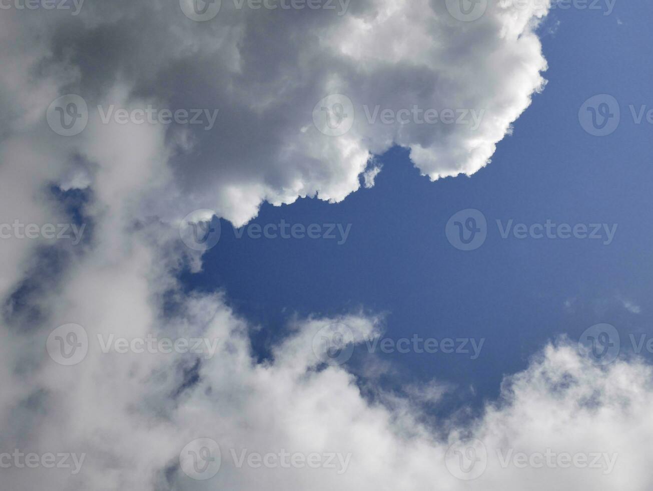 wit pluizig wolk over- blauw lucht achtergrond, mooi hemel foto