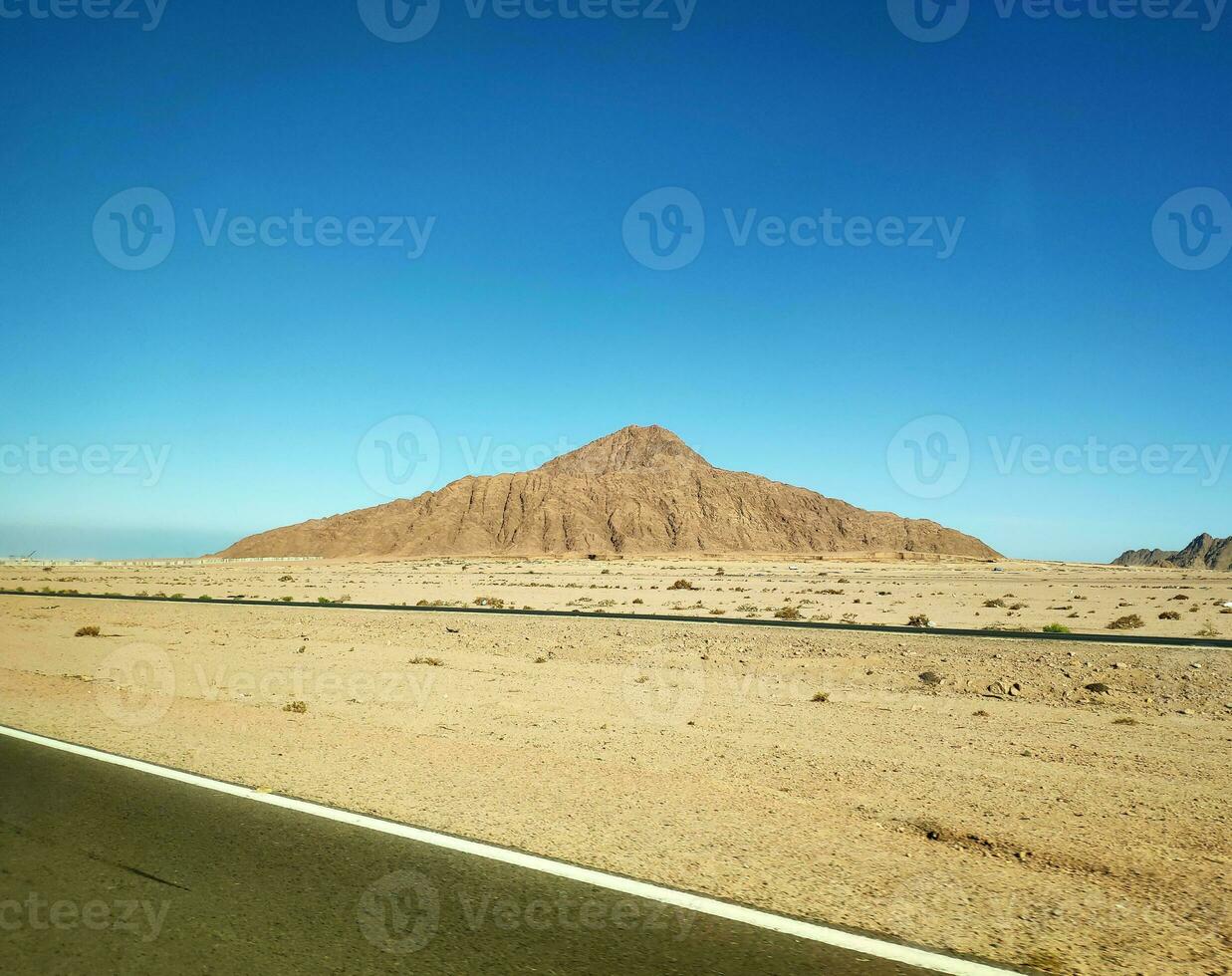 vulkaan in de woestijn en een weg foto