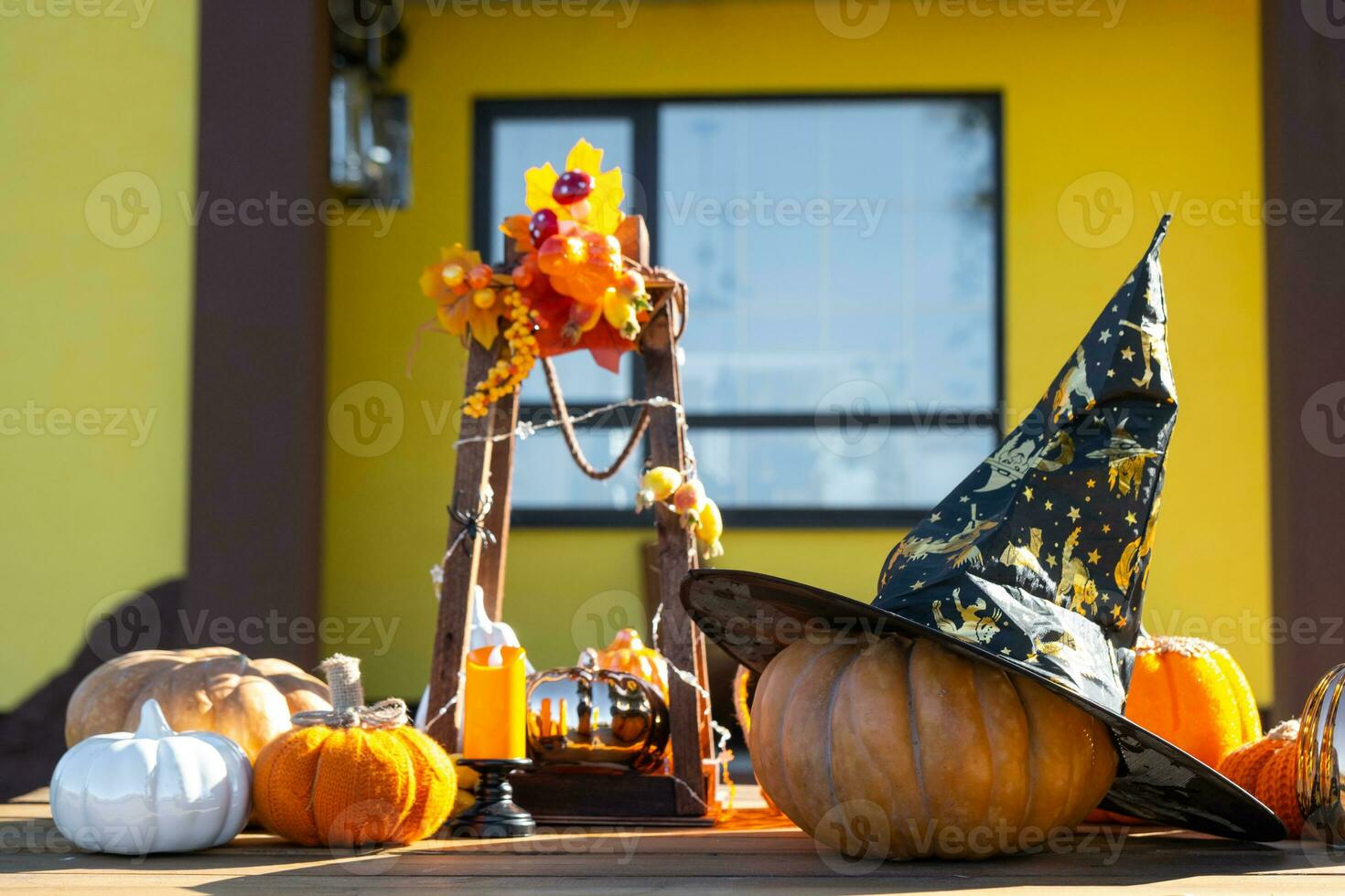 herfst decor Aan de veranda van de huis buiten in de werf van pompoen, lantaarn, slingers, hoeden, jack lantaarn. halloween partij, herfst stemming, oogst festival foto