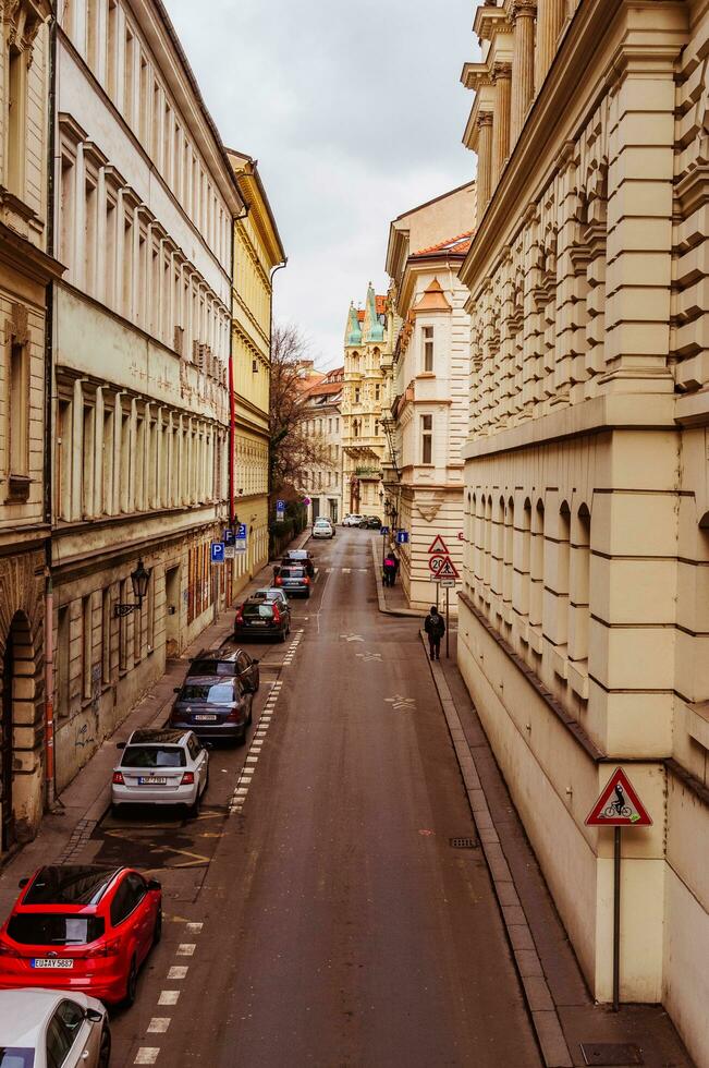 Praag, Tsjechisch republiek, - 17 feb 2018 - versmallen straat in de stad centrum met auto parkeren foto