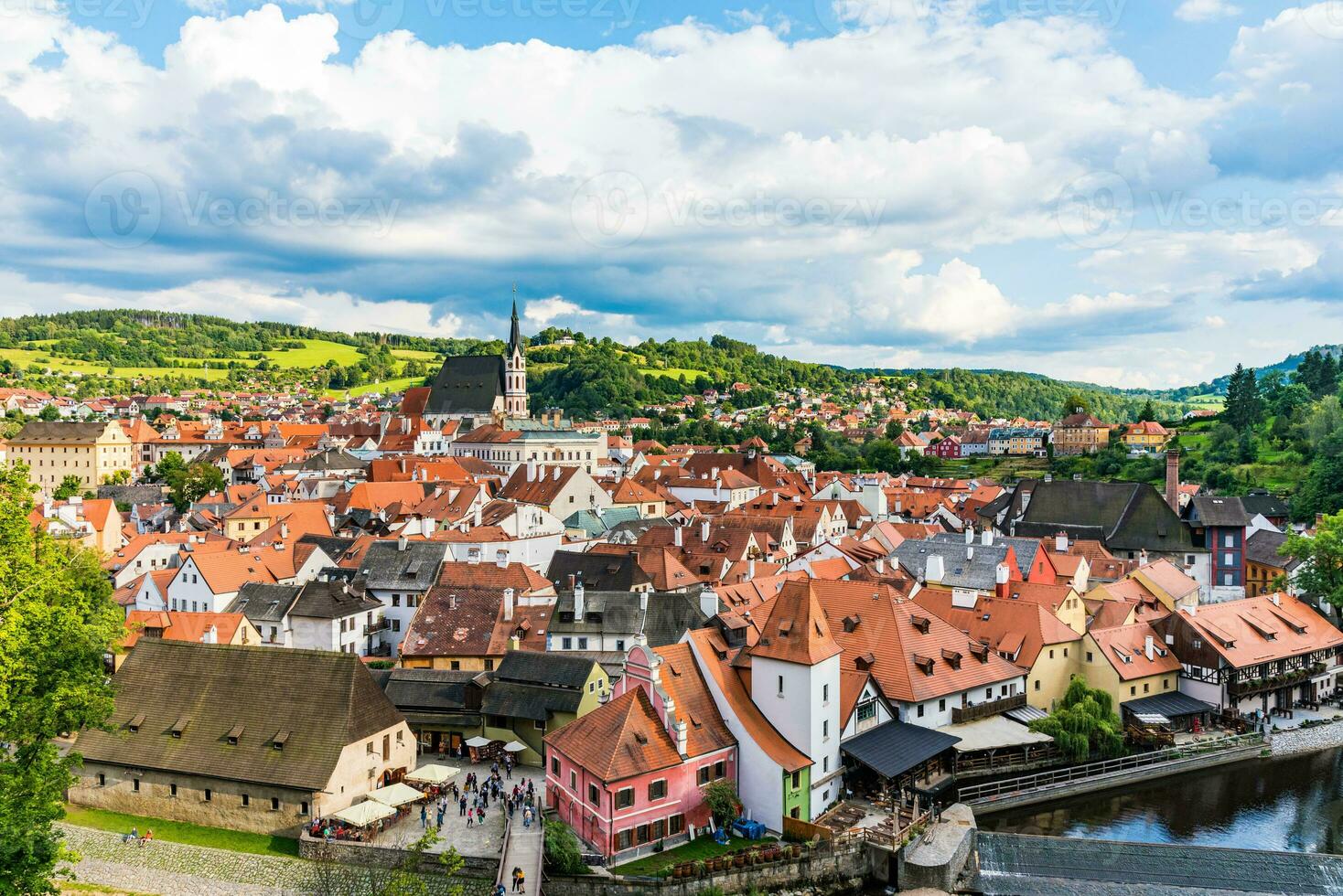 antenne visie Aan de oud stad in Tsjechisch republiek gelegen tussen de groen bergen en een rivier- foto