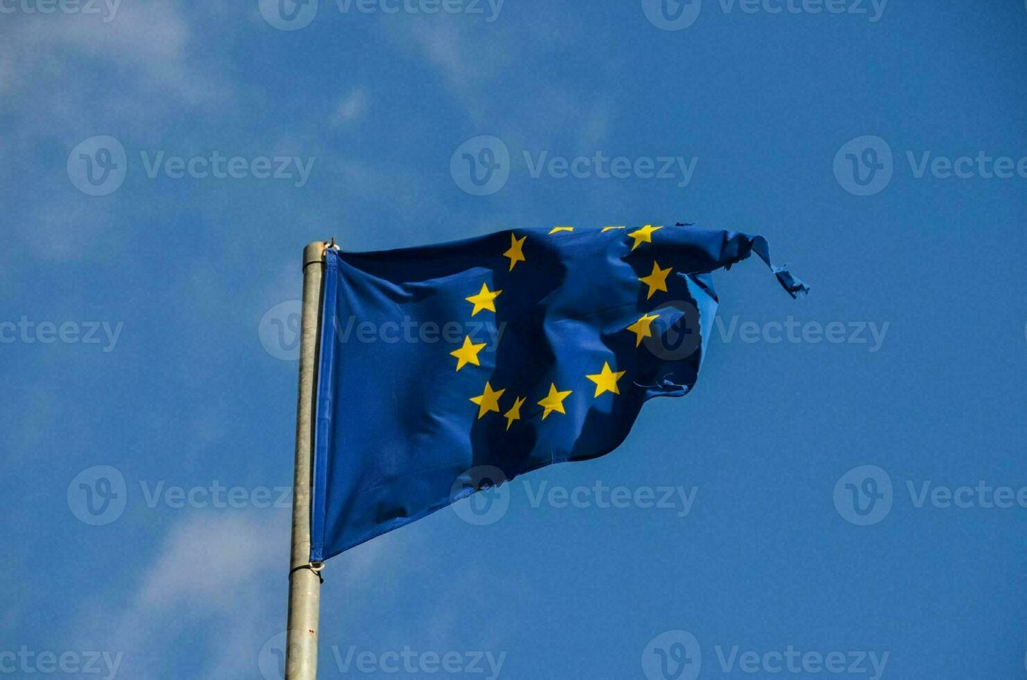 de Europese unie vlag vliegt in de wind foto