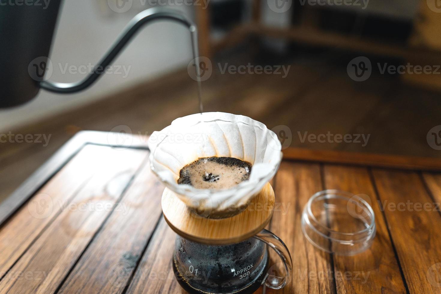 druipende koffie en slow coffee thuis foto