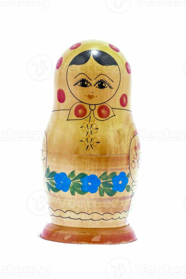 een houten matryoshka pop met een rood en blauw jurk foto