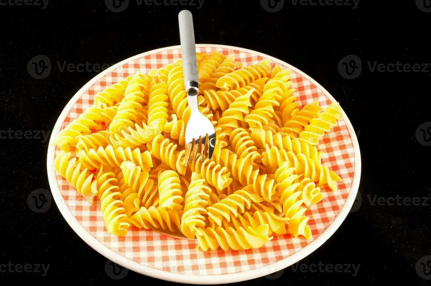 een bord met pasta geïsoleerd Aan zwart achtergrond foto