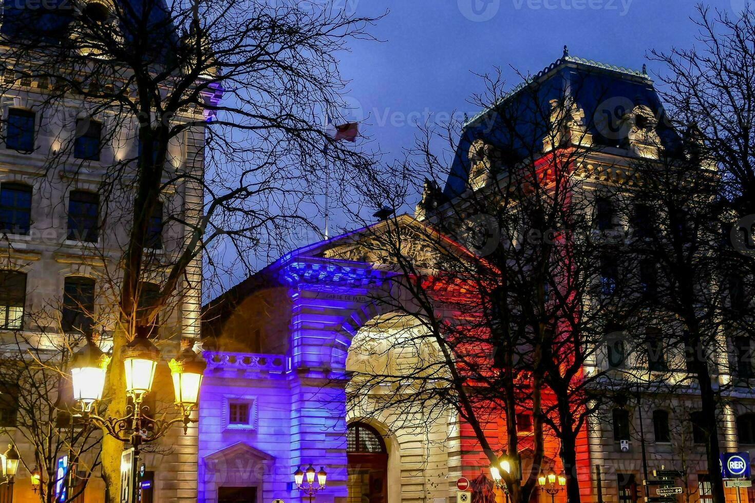 gebouwen in de stad met kleurrijk lichten foto