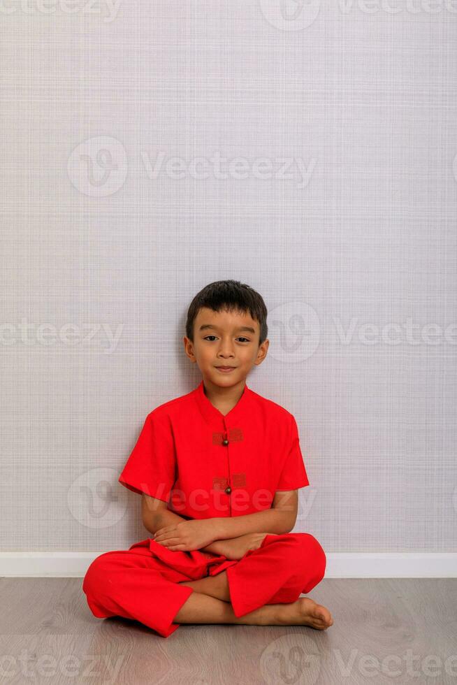 weinig jongen kind in rood Chinese jurk, stijl en mode ideeën voor kinderen. Chinese nieuw jaar foto