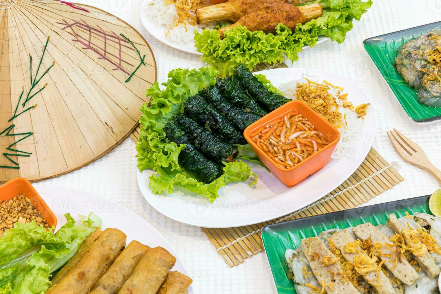 gegrild varkensvlees verpakt in wild betel blad. Vietnamees voedsel foto