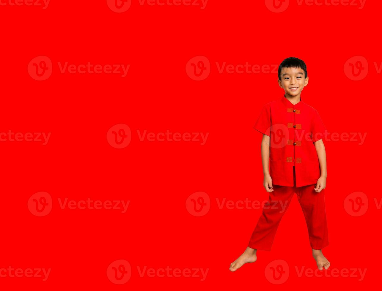 weinig jongen mode glimlachen kind in rood Chinese jurk, stijl en mode ideeën voor kinderen. Chinese nieuw jaar foto