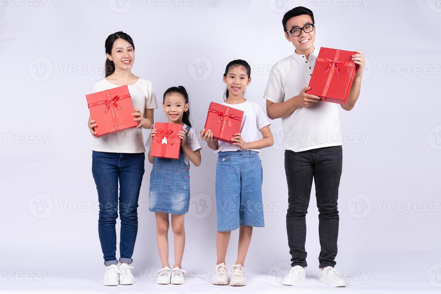 portret van Aziatische familie op witte achtergrond foto