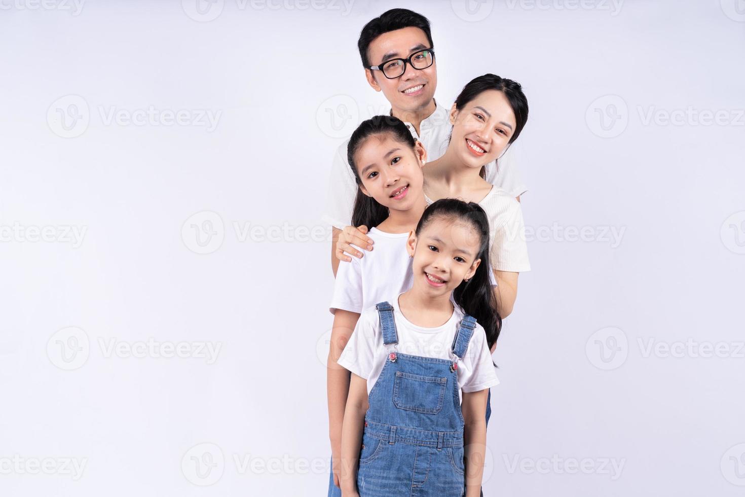 portret van Aziatische familie op witte achtergrond foto