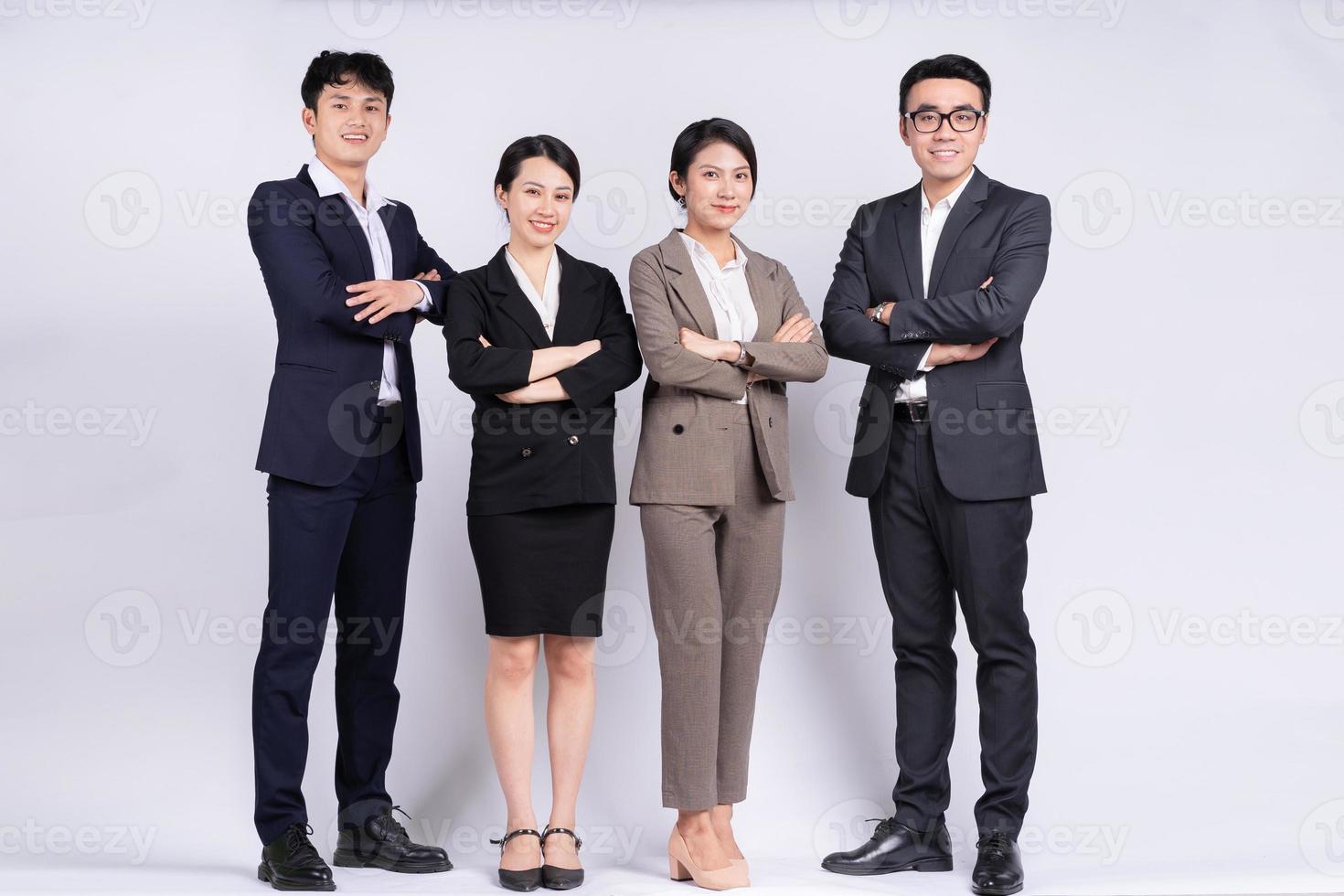 groep Aziatische zakenmensen die zich voordeed op een witte achtergrond foto