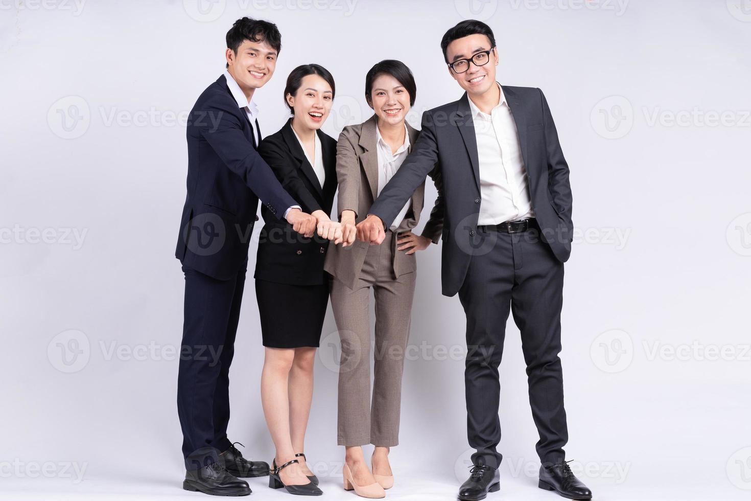 groep Aziatische zakenmensen die zich voordeed op een witte achtergrond foto