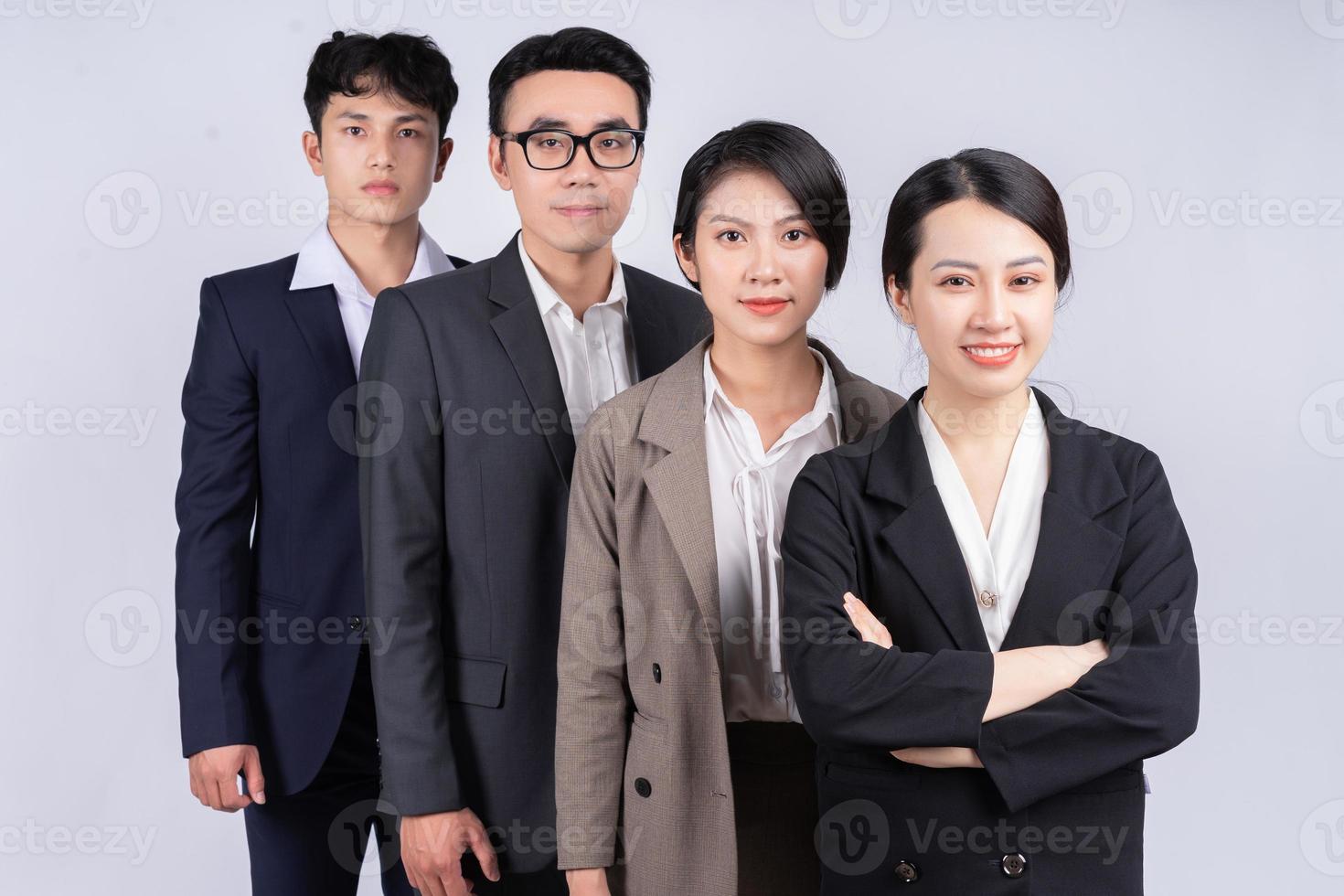 groep Aziatische zakenmensen die zich voordeed op een witte achtergrond foto