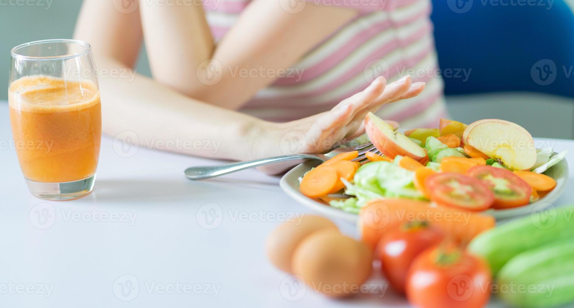 jonge Aziatische vrouw met gezonde maaltijden foto