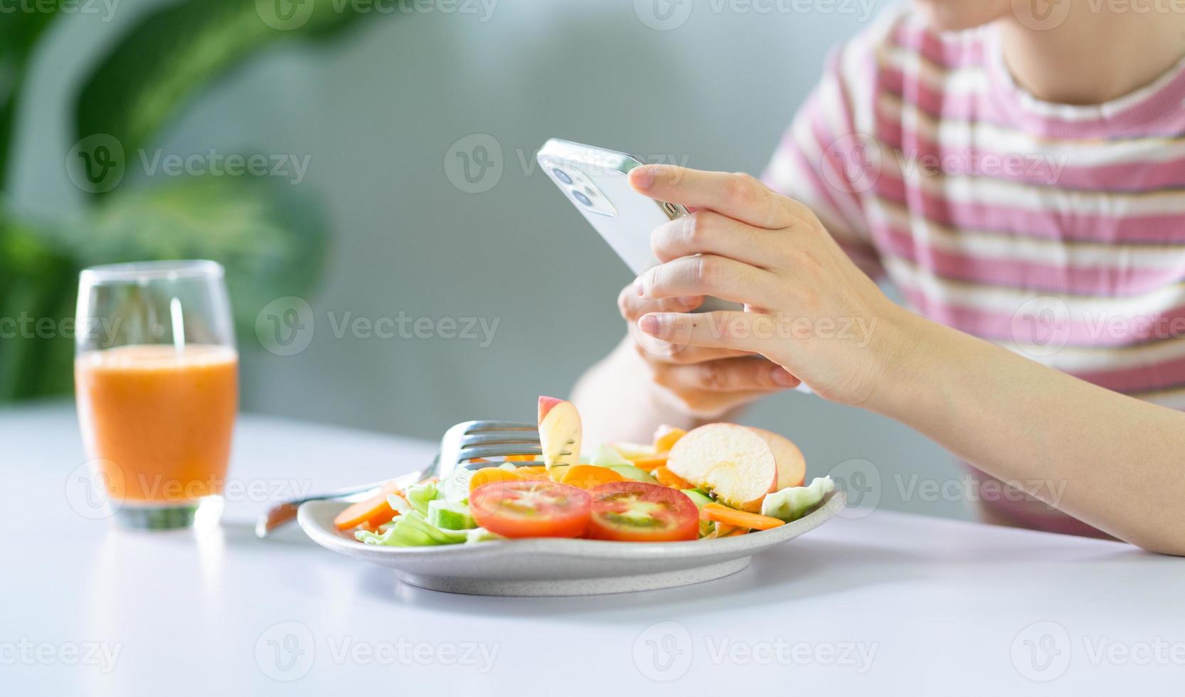 jonge Aziatische vrouw met gezonde maaltijden foto