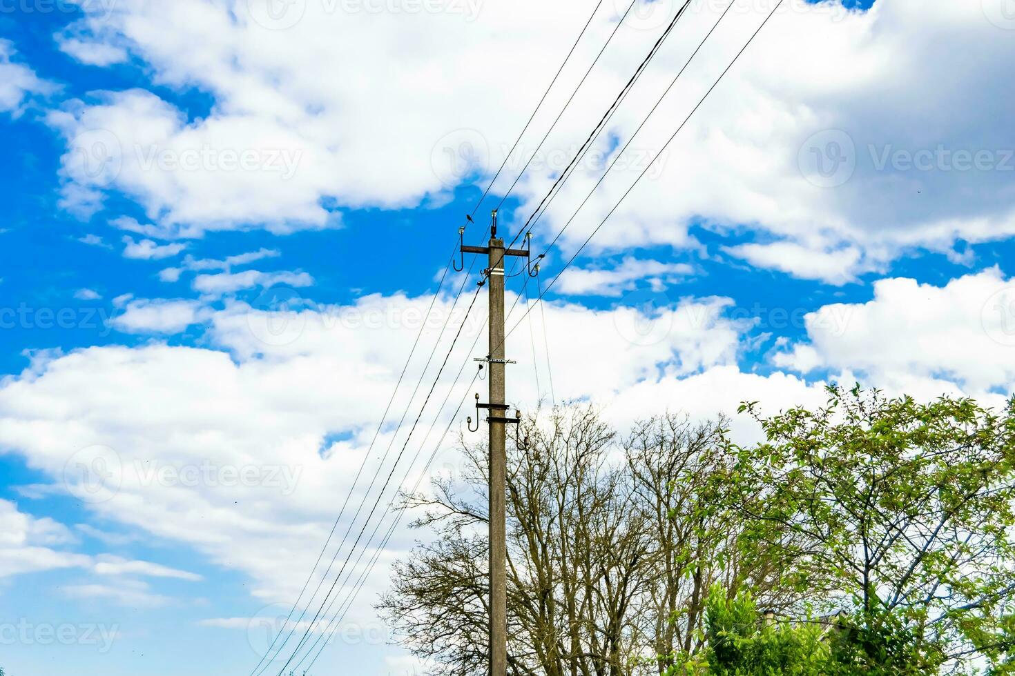 macht elektrische paal met lijndraad op gekleurde achtergrond close-up foto