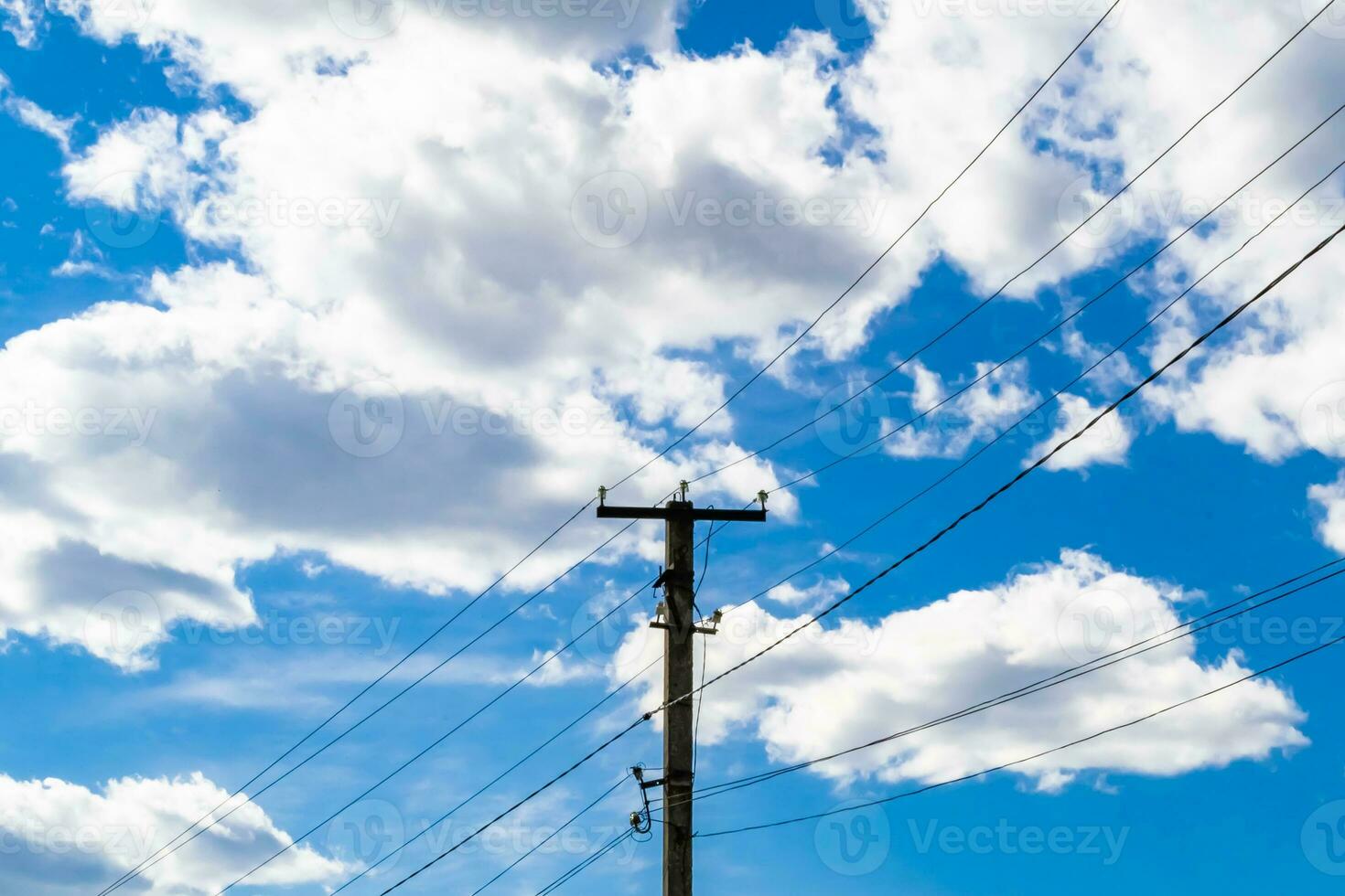 macht elektrische paal met lijndraad op gekleurde achtergrond close-up foto