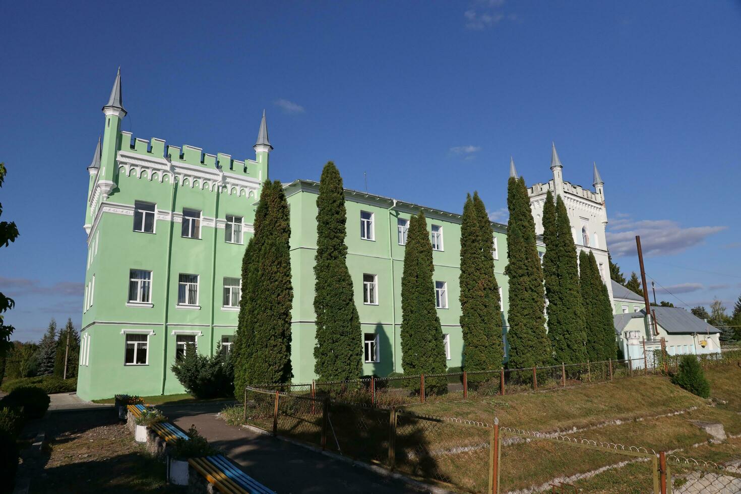 ternopil, Oekraïne - september 16, 2023 kremenets bosbouw college is een hoger leerzaam instelling in de dorp van bilokrynytsie, kremenets wijk foto