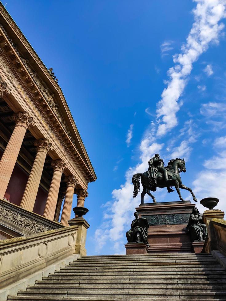 berlijn 2019- oude nationale galerij met uitzicht vanaf de straat foto