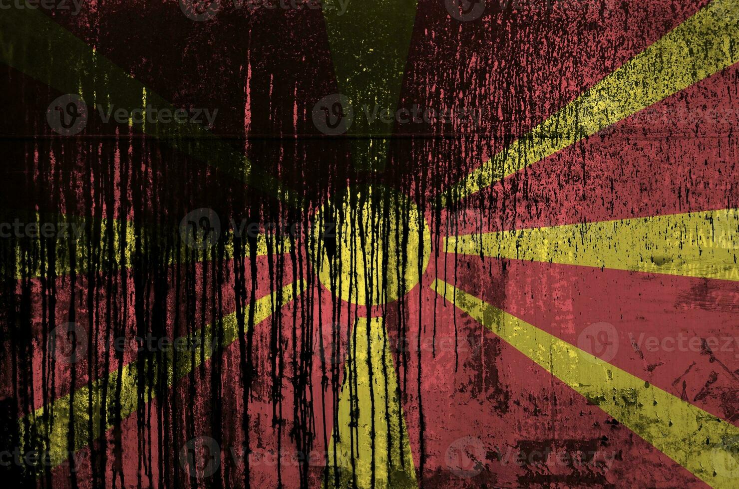 Macedonië vlag afgebeeld in verf kleuren Aan oud en vuil olie vat muur detailopname. getextureerde banier Aan ruw achtergrond foto