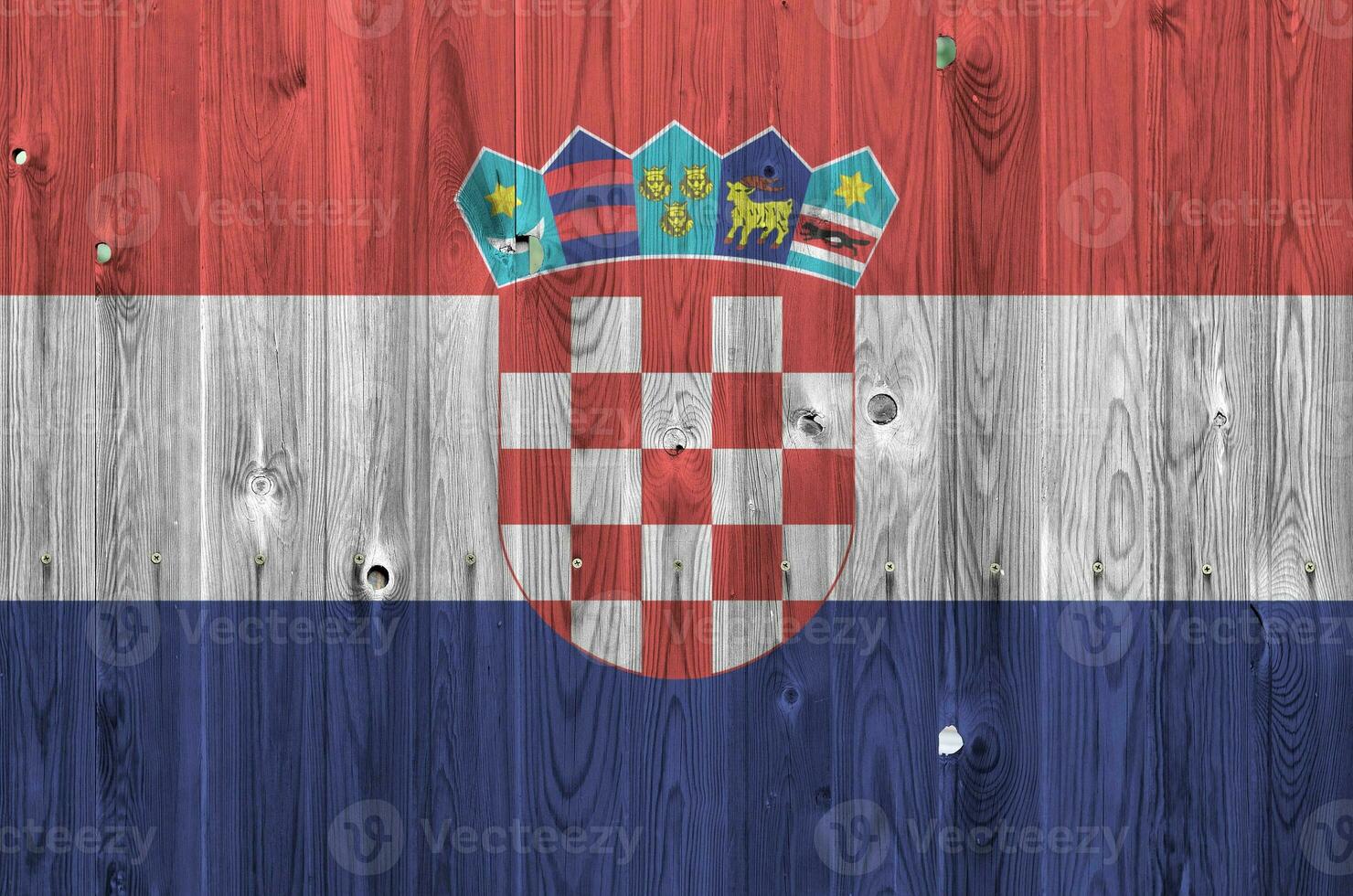 Kroatië vlag afgebeeld in helder verf kleuren Aan oud houten muur. getextureerde banier Aan ruw achtergrond foto