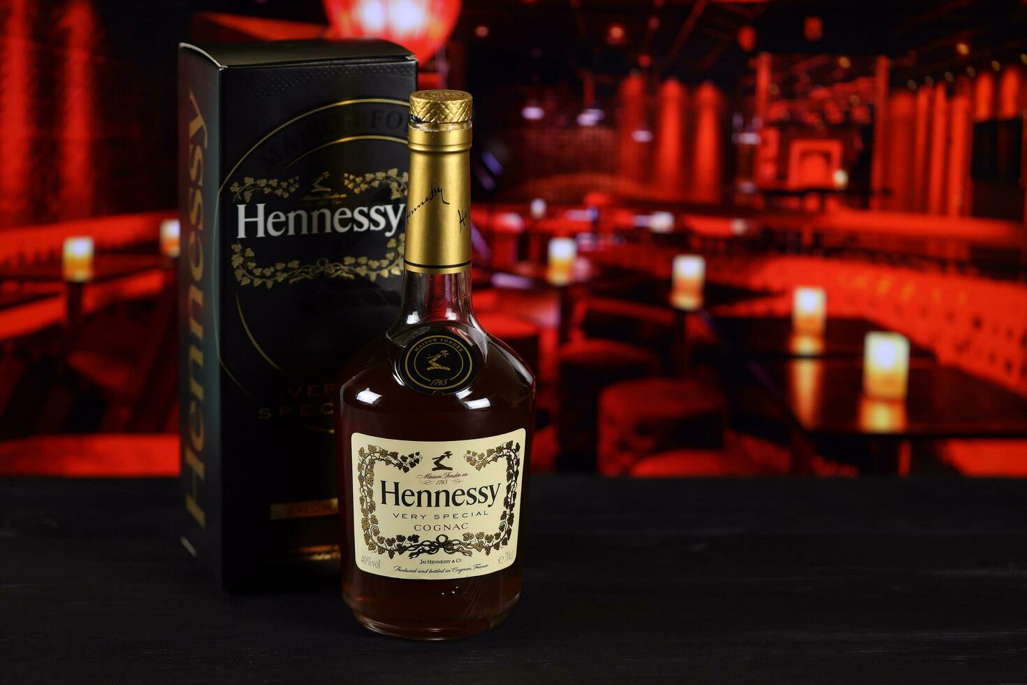 Charkov, Oekraïne - februari 14, 2021 hennessy heel speciaal cognac fles Aan houten tafel met rood bar interieur Aan achtergrond. de elite alcohol foto