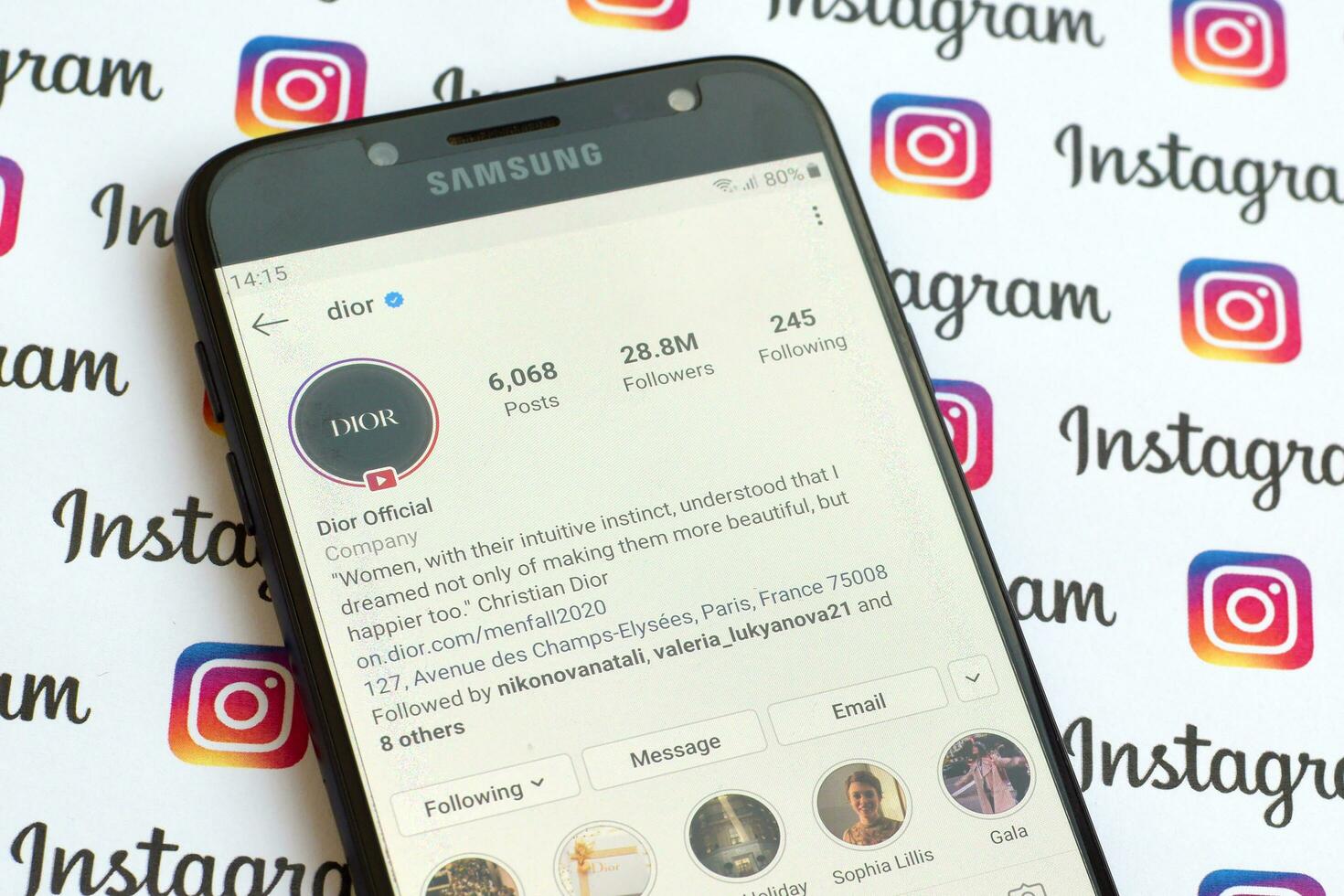 dior officieel instagram account Aan smartphone scherm Aan papier instagram spandoek. foto