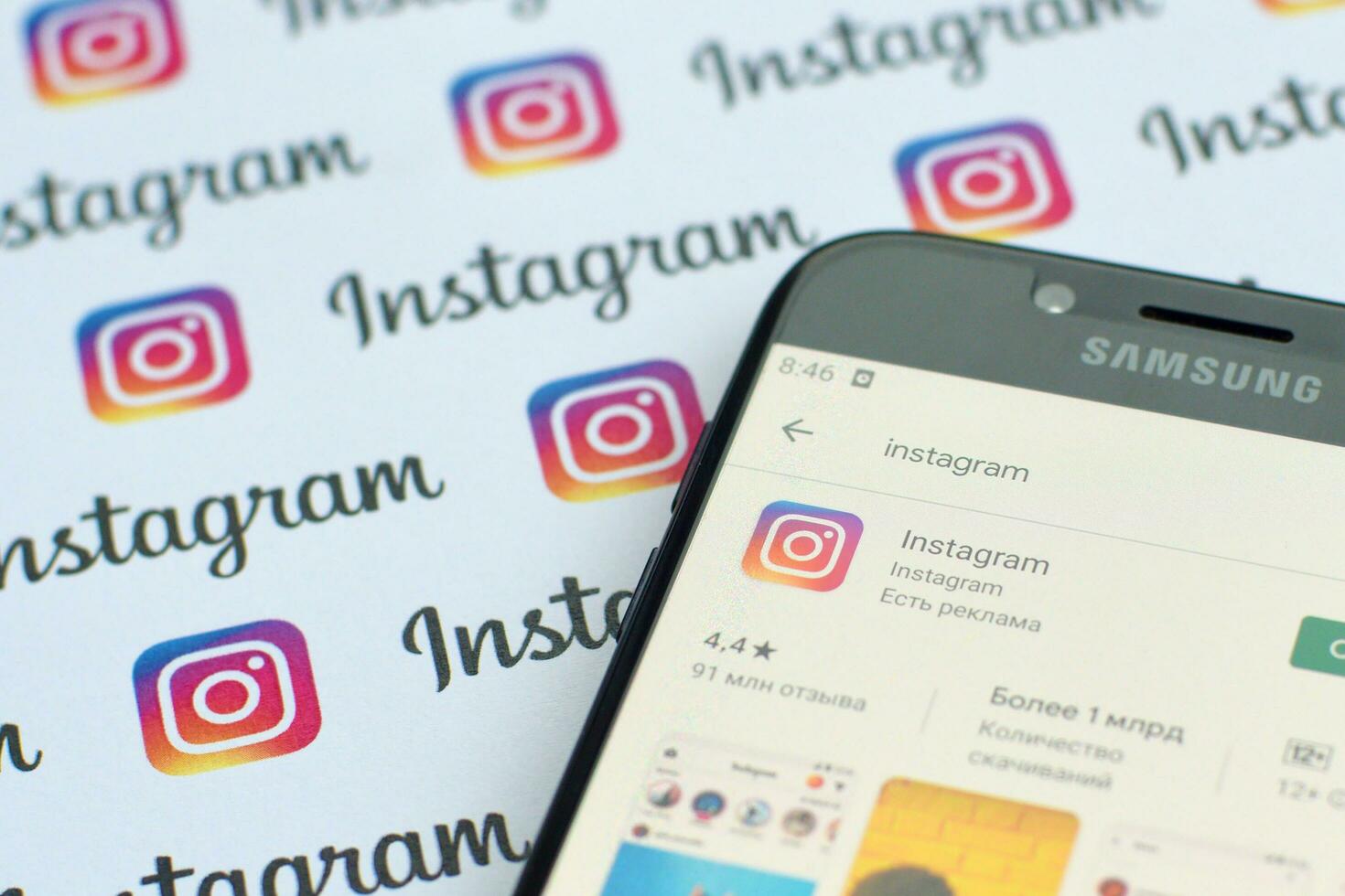 instagram app Aan Samsung smartphone scherm Aan banier met klein instagram logo's. instagram is Amerikaans foto en video delen sociaal netwerken onderhoud door facebook inc