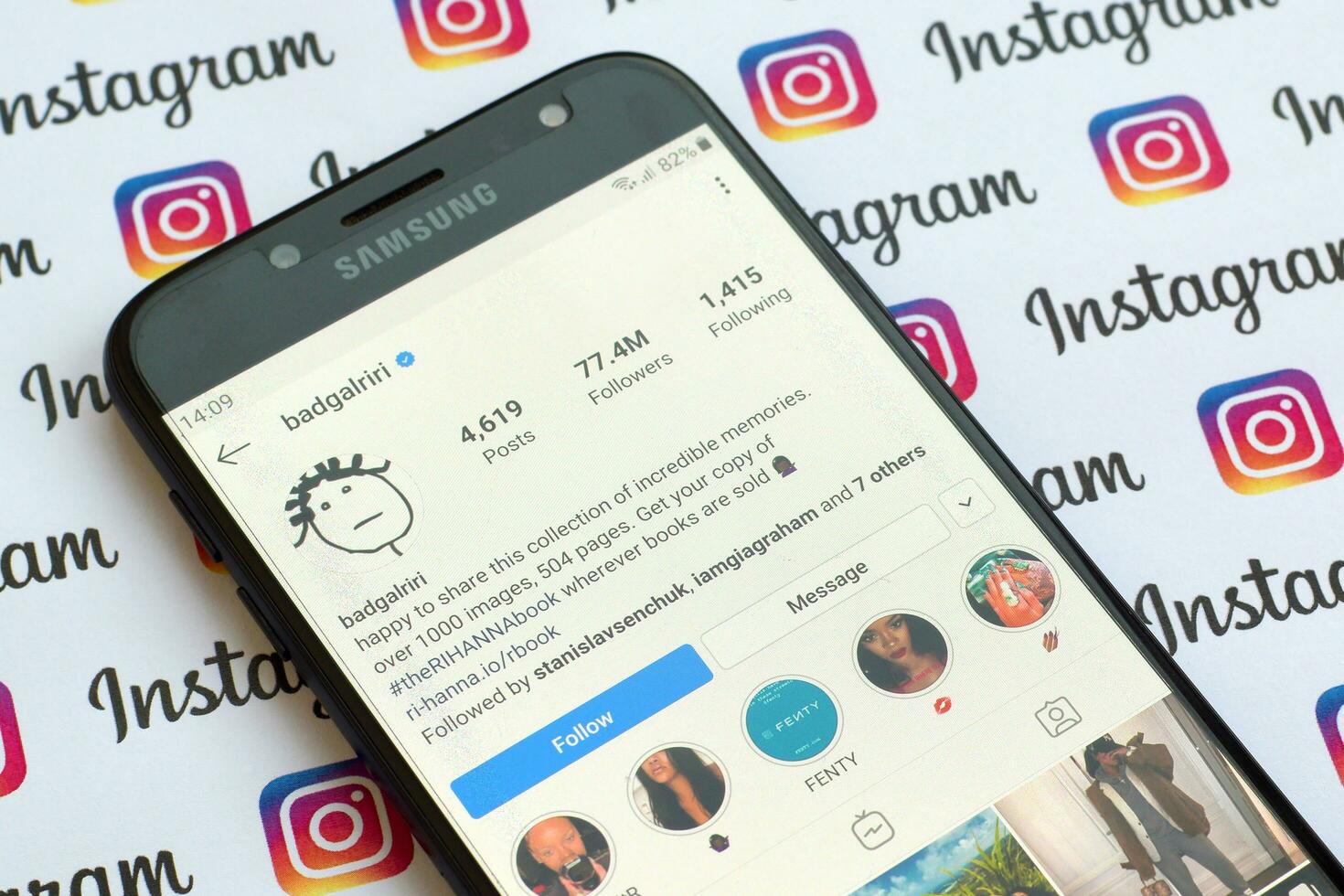 rihanna officieel instagram account Aan smartphone scherm Aan papier instagram spandoek. foto
