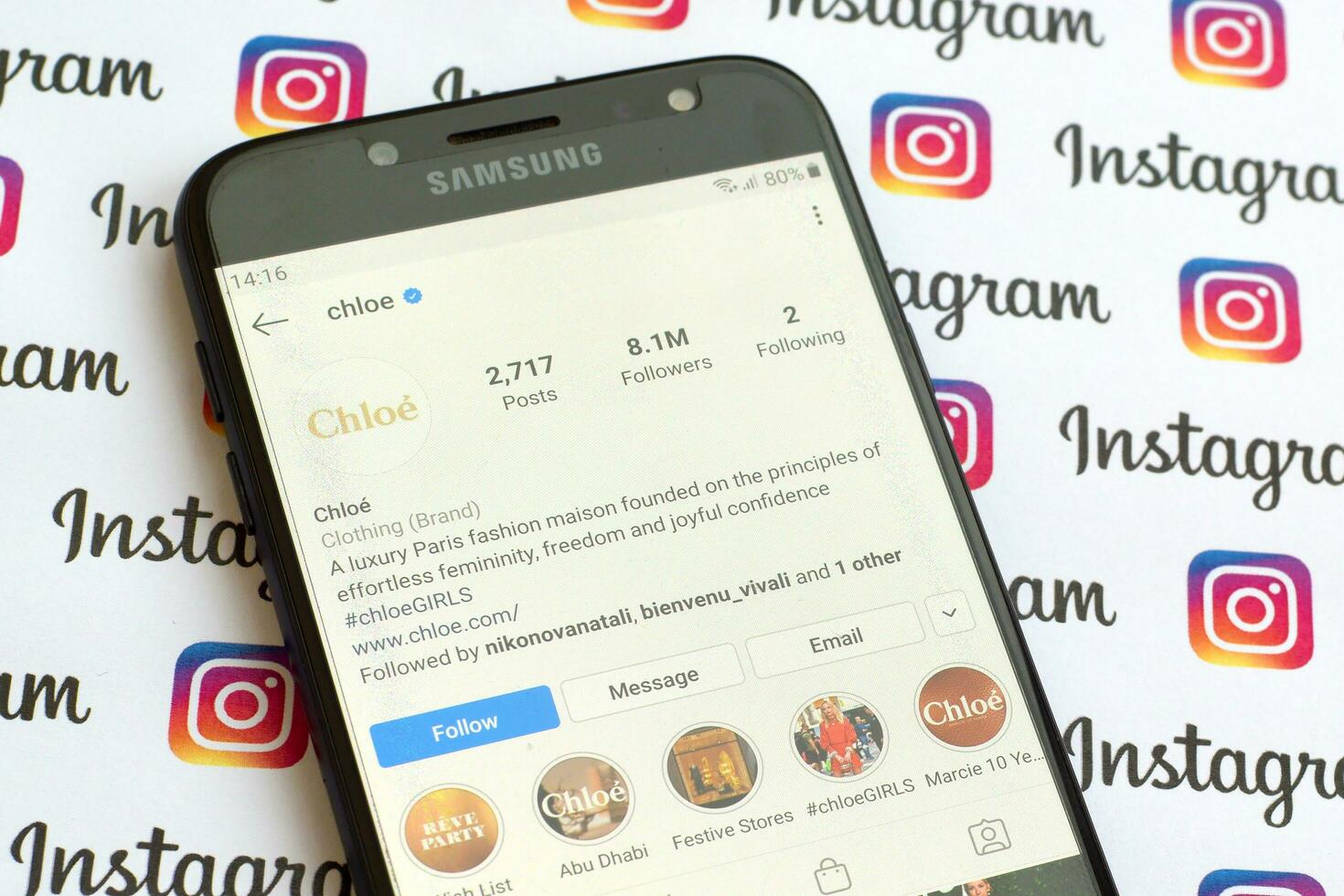 chloe officieel instagram account Aan smartphone scherm Aan papier instagram spandoek. foto