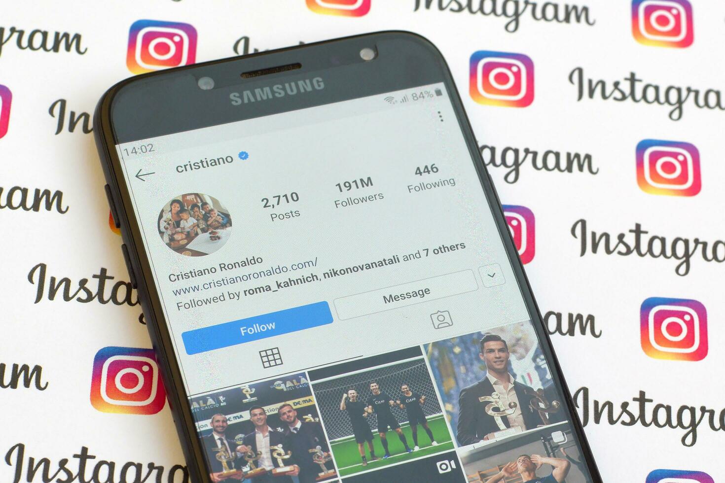 Cristiano ronaldo officieel instagram account Aan smartphone scherm Aan papier instagram spandoek. foto