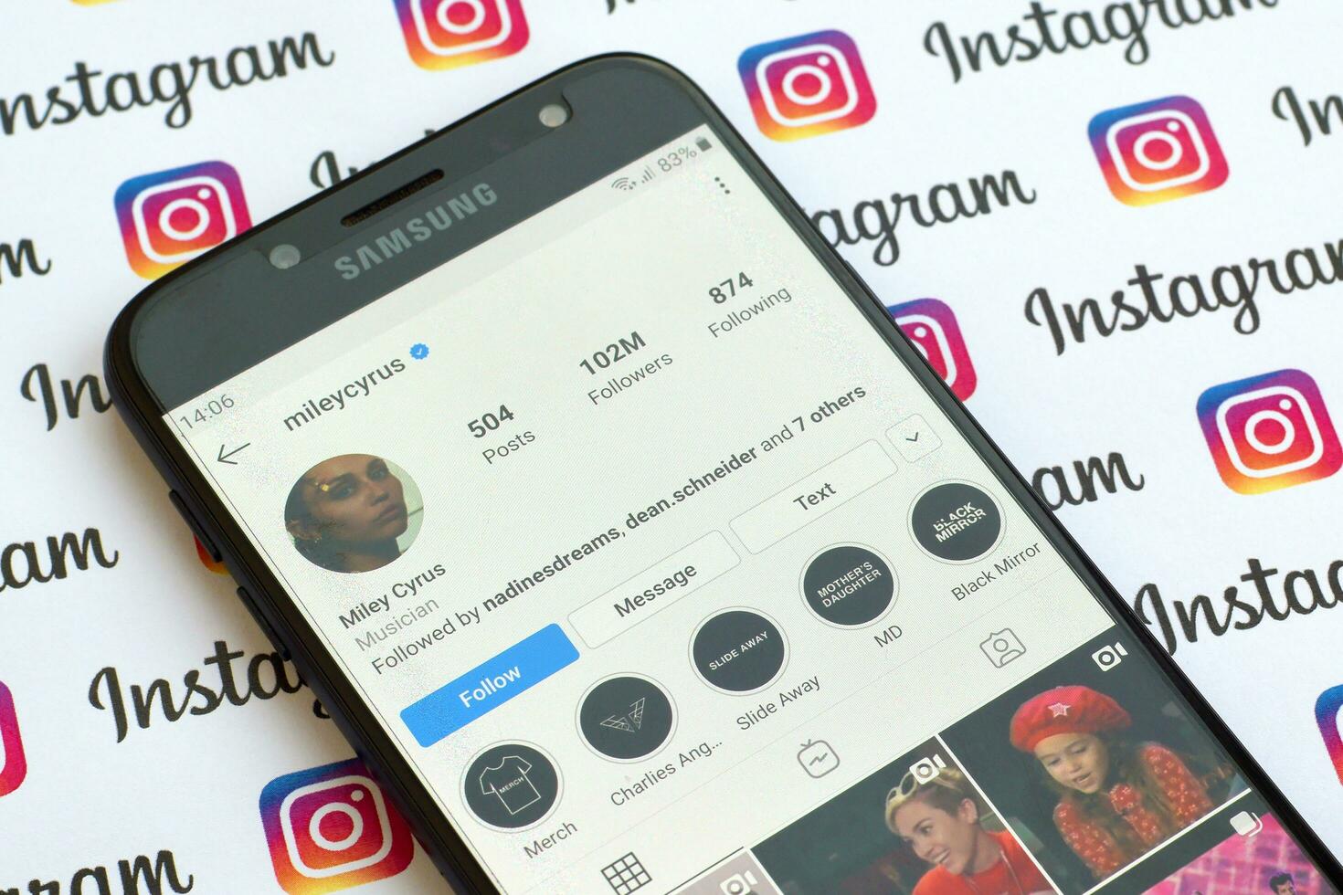 miley cyrus officieel instagram account Aan smartphone scherm Aan papier instagram spandoek. foto