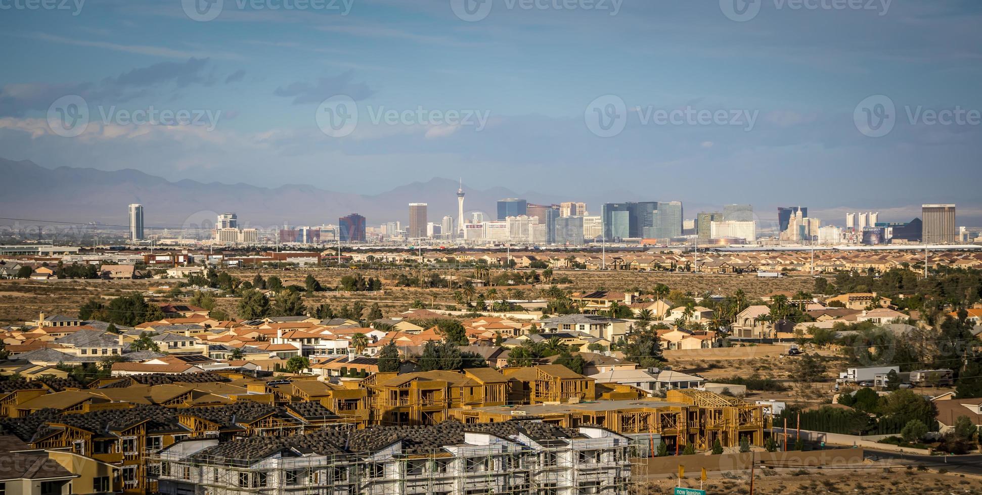 Las Vegas-stad omgeven door rode rotsbergen en vallei van vuur foto