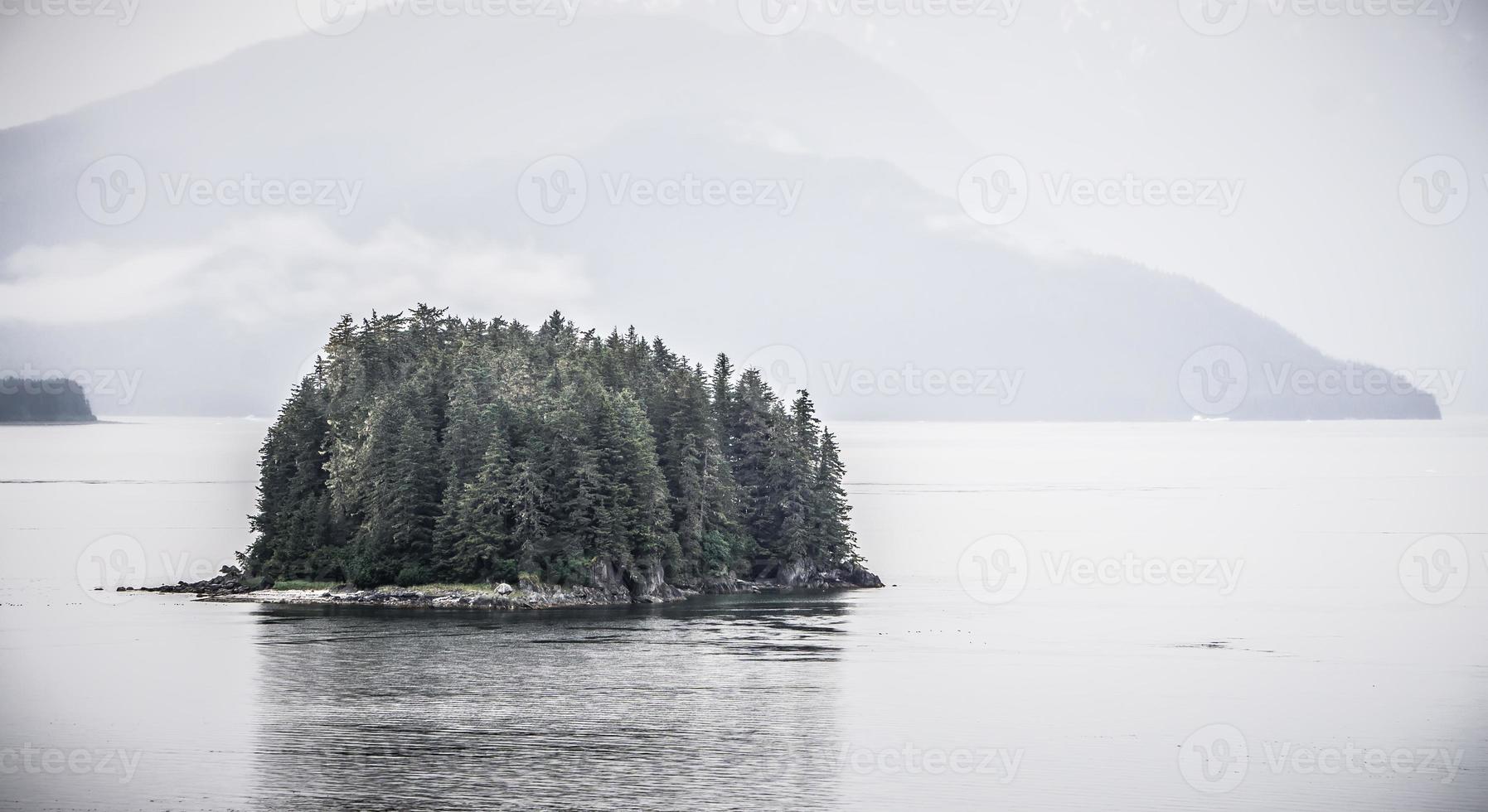 alaska natuur en bergketen met zeegezicht in juni foto