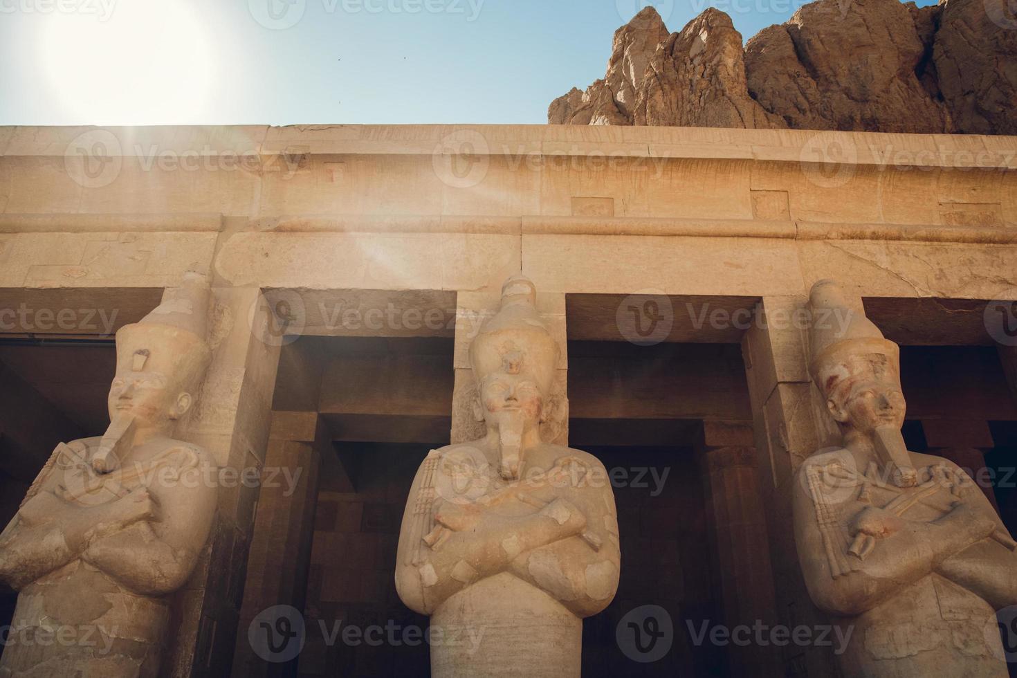 standbeeld van de grote Egyptische farao in de tempel van Luxor, Egypte foto