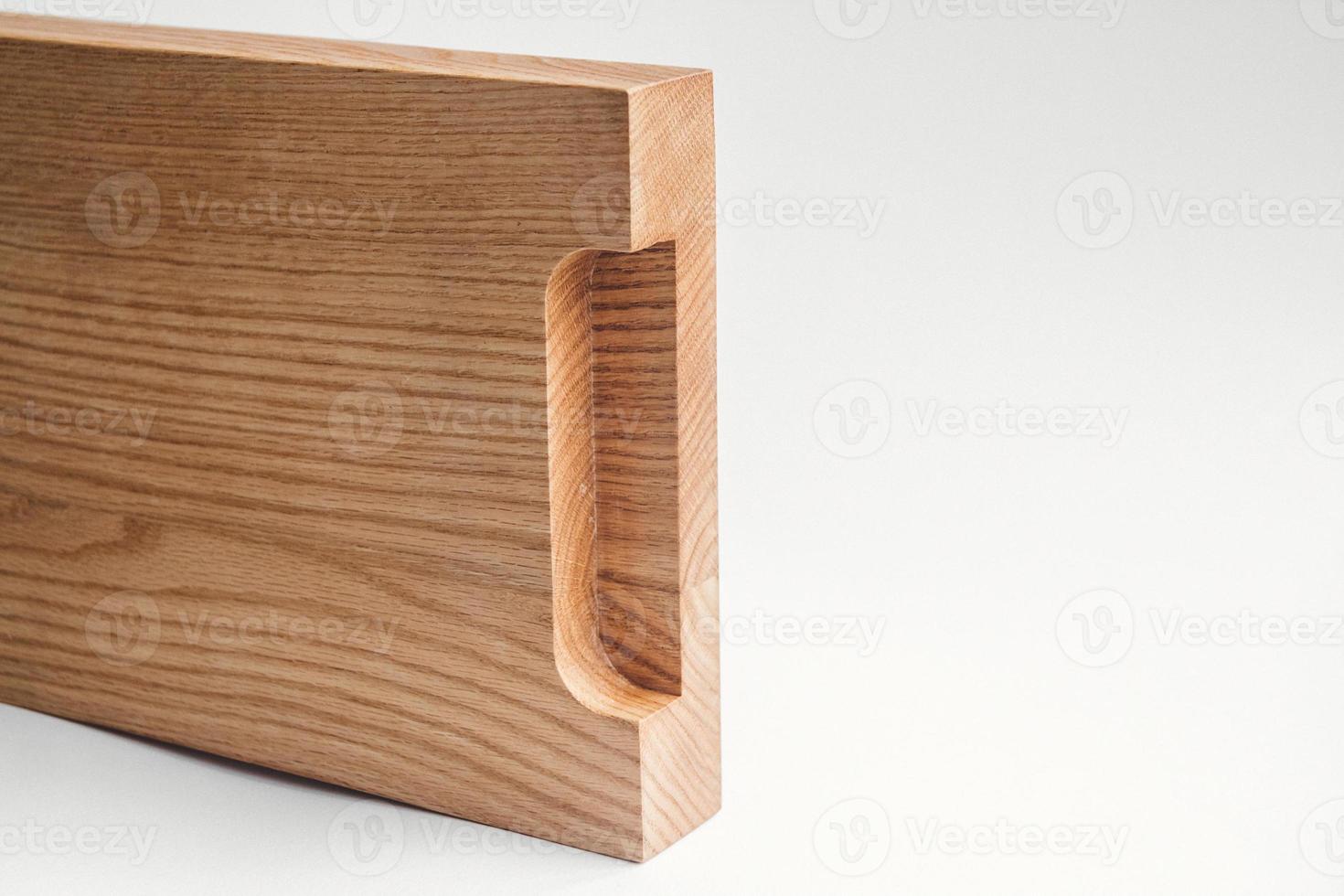 houten snijplank met uitknippad op witte achtergrond foto