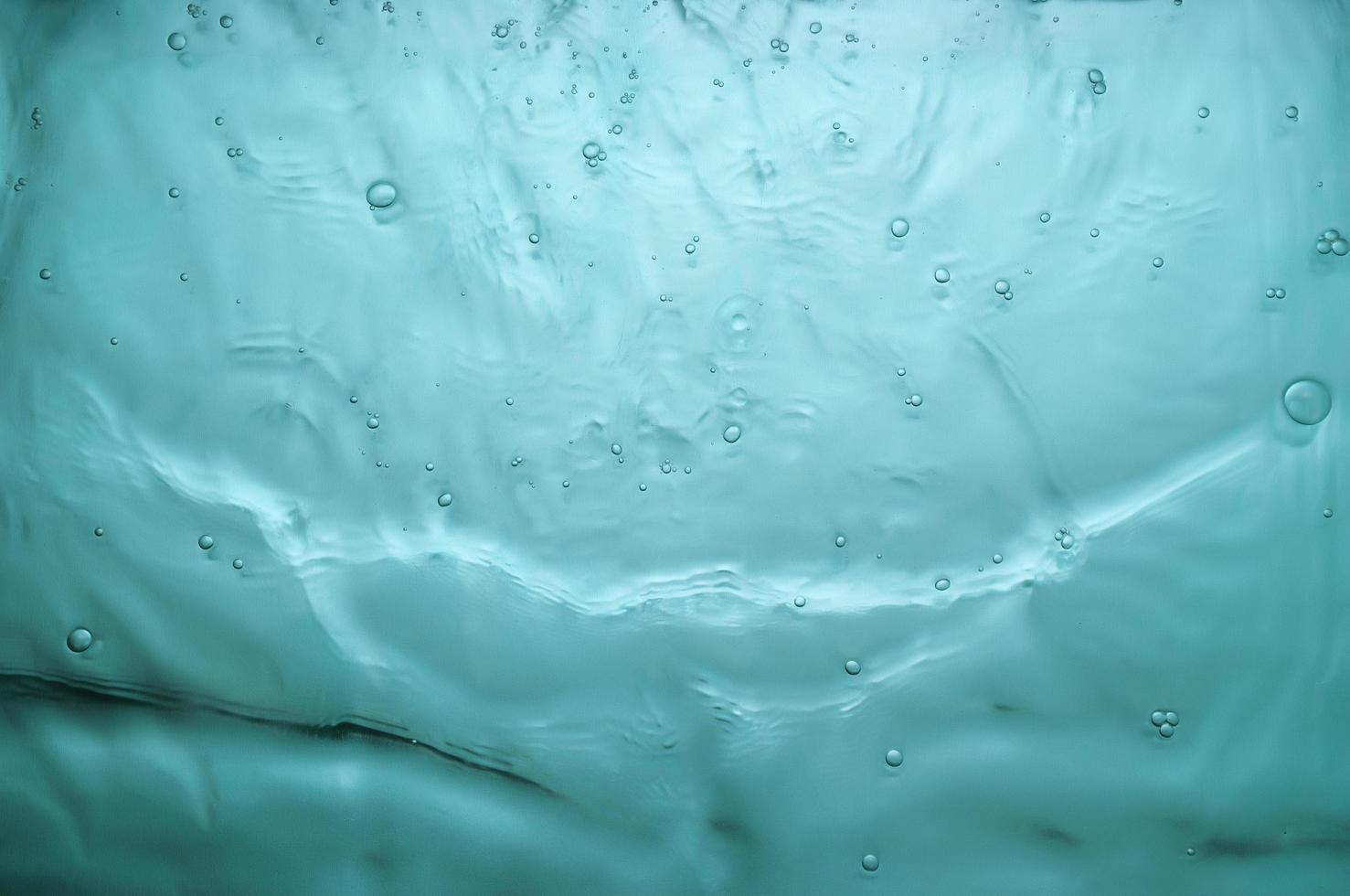 textuur van opspattend water op turkooizen achtergrond foto